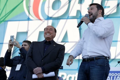 El líder de La Liga, Matteo Salvini, a la derecha, flanqueado por Silvio Berlusconi en un mitin en Roma, el 19 de octubre de 2019. 