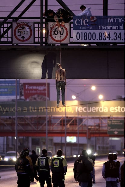 Policías mexicanos recuperan el cadáver de La Pelirroja, en Monterrey.