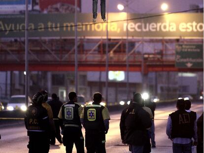 Policías mexicanos recuperan el cadáver de La Pelirroja, en Monterrey.