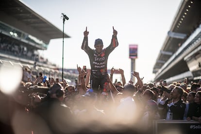 Jorge Martin celebra la victoria del campeonato con su equipo  Prima Pramac, este domingo en Barcelona. 