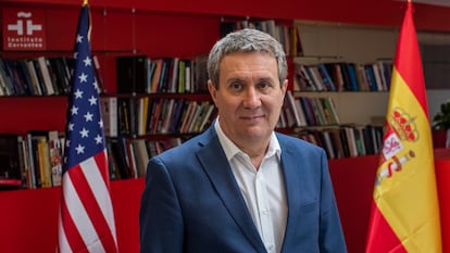 Luisgé Martin, director del Instituto Cervantes de Los Ángeles, en la biblioteca del centro.