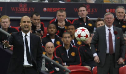 Guardiola y Ferguson dan instrucciones a los suyos.