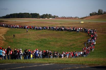 Seguidores de Donald Trump esperan su llegada a un mitin electoral, en el último día de la campaña antes de las elecciones a la presidencia de los Estados Unidos, en el Aeropuerto Regional de Hickory, en Carolina del Norte.