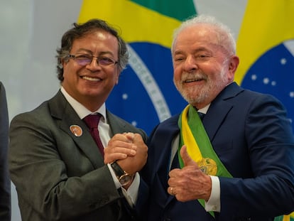 El presidente de Colombia, Gustavo Petro, saluda a Luiz Inacio Lula da Silva en su posesión, este domingo en Brasilia.