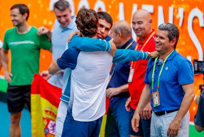Carlos Alcaraz abraza a su entrenador Juan Carlos Ferrero, en el Masters 1000 de Miami, en abril.