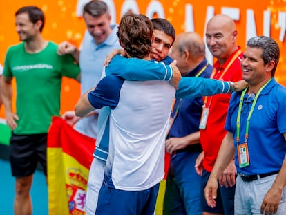 Carlos Alcaraz abraza a su entrenador Juan Carlos Ferrero, en el Masters 1000 de Miami, en abril.