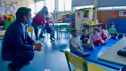 SaÏd Hejal, a la izquierda, junto con Nuria Hernández, al fondo, en su visita a una de las clases en el Colegio Público Ramón María Del Valle Inclán, de Madrid.