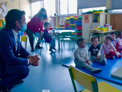 SaÏd Hejal, a la izquierda, junto con Nuria Hernández, al fondo, en su visita a una de las clases en el Colegio Público Ramón María Del Valle Inclán, de Madrid.