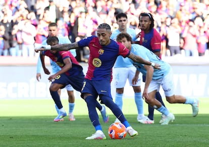 Raphinha marca el penalti para remontar el partido ante el Celta.