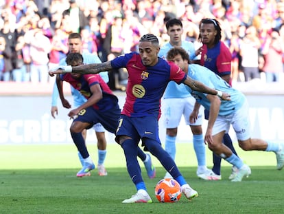 Raphinha marca el penalti para remontar el partido ante el Celta.