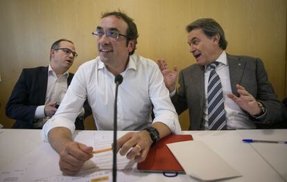 Josep Rull (centre), en un acte del partit amb Jordi Turull (esq.) i Artur Mas.