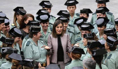 La reina Letizia con algunas mujeres guardias civiles en la Dirección General de la Guardia Civil, en Madrid, este miércoles.