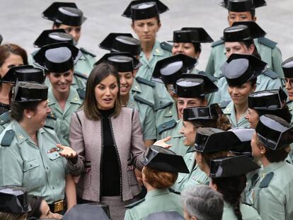 La reina Letizia con algunas mujeres guardias civiles en la Dirección General de la Guardia Civil, en Madrid, este miércoles.