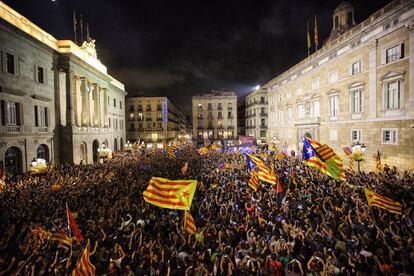 El 27 de octubre de 2017, el Parlament aprueba la independencia de Cataluña. El Gobierno español, con la aprobación del Senado, aplica el 155 y destituye al Govern. En la imagen, el ambiente en plaza de San Jaume tras la declaración de la DUI (Declaración Unilateral de Independencia).