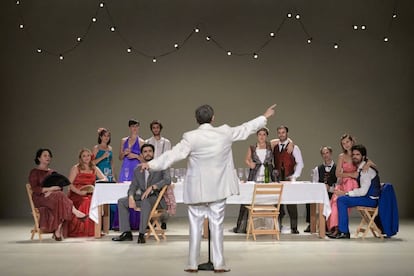 El elenco de 'Bodas de sangre', del director Pablo Messiez, en una escena de la obra.