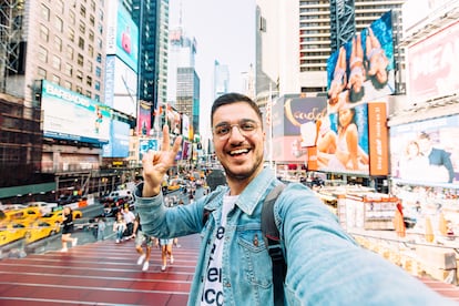 En los últimos tiempos, este tipo de turismo ha experimentado un auge todavía mayor debido al influjo de las redes sociales. En la imagen, un chico con una clásica postura de selfi en Times Square, en Manhattan.