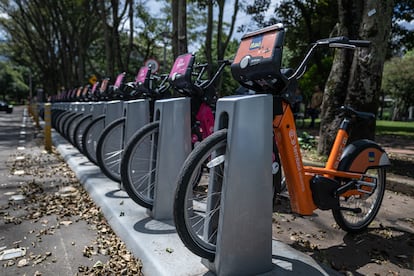 Bicicletas dispuestas para alquiler en el parque El Virrey en Bogotá.