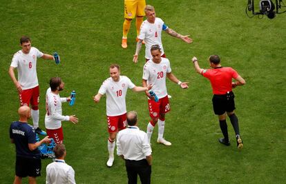 El árbitro español Mateu Lahoz señala penalti contra Dinamarca tras consultar el VAR.