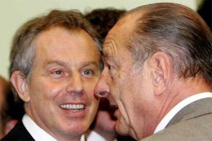 Tony Blair (dcha.) conversa con el francés Jacques Chirac durante la cumbre de Bruselas.