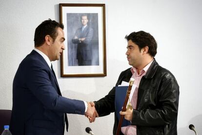 El nuevo alcalde de Valdemoro, David Conde Rodríguez, a la derecha.