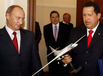 Hugo Chávez sostiene una réplica de un Tupolev junto al primer ministro ruso, Vladímir Putin, durante su visita a Rusia la semana pasada
