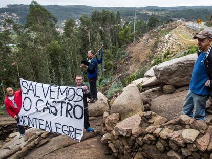 Vecinos de Domaio se concentran en el castro de Montealegre que corre peligro por la ampliaci&oacute;n del Corredor do Morrazo.