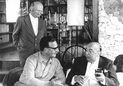 En el salón de Isla Negra, Pablo Neruda, a la derecha, conversa con el presidente chileno Salvador Allende y Volodia Teitelboim, a principios de 1973.