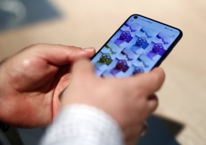 Un visitant prova el nou Samsung Galaxy S10 5G.