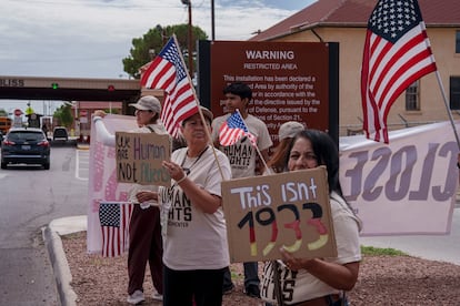 Protesta en Fort Bliss en contra de la construcción del centro de detención del ICE, en El Paso, Texas, el 17 de agosto de 2025.