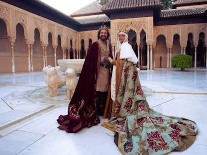 Rodolfo Sancho y Michelle Jenner, durante el rodaje de 'Isabel' en la Alhambra de Granada.