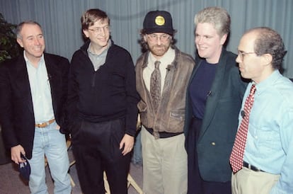 Bill Gates posa en 1995 junto con Steven Spielberg  en la presentación de unos nuevos estudios cinematógraficos, nada más ni nada menos que Dreamworks.