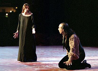 Ángela Molina y Alejandro Granado, durante la representación de <b></b><i>Troya, siglo XXI</i>.