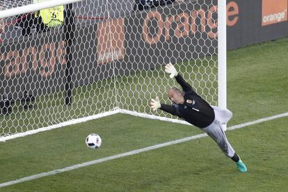 Gabor Kiraly (que siempre luce pijama) se ha convertido en el jugador m&aacute;s veteranos en disputar una Eurocopa a sus 40 a&ntilde;os. Hungria se enfrentar&aacute; a B&eacute;lgica en octavos de final.  