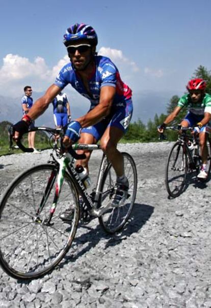 Simoni y Rujano durante el ascenso al descarnado Finestre.