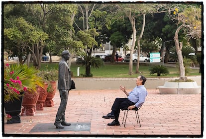 Adolfo Meisel Roca, rector de la Universidad del Norte, frente a la escultura del fundador de la universidad, Karl C. Parrish Jr.