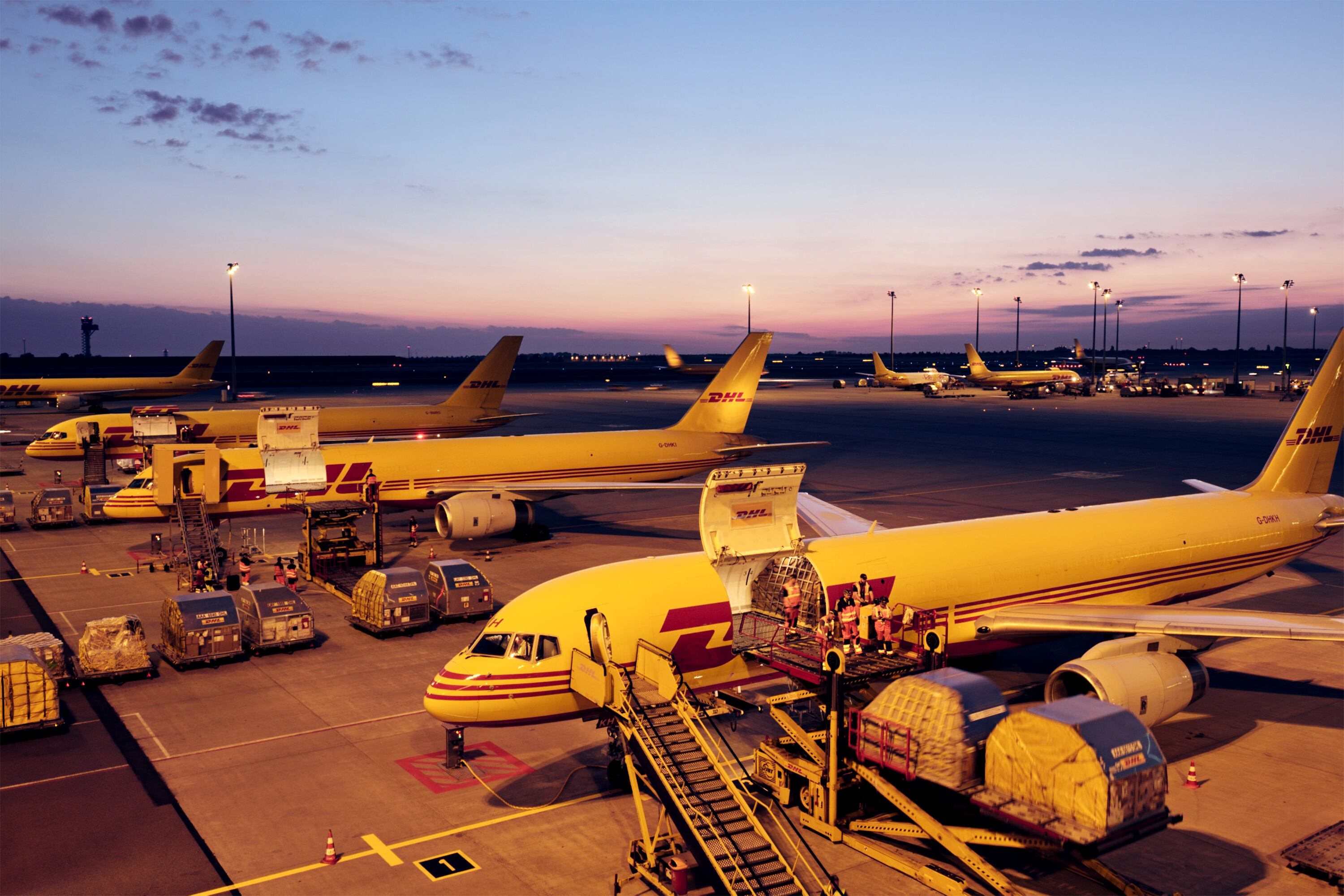 Aviones de carga en el nodo logístico de DHL en Leipzig, Alemania.