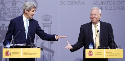 El secretario de Estado de EEUU, John Kerry (i), y el ministro español de Asuntos Exteriores, José Manuel García-Margallo (d), durante la rueda de prensa conjunta que han ofrecido en el Palacio de Santa Cruz, tras firmar una declaración de intenciones para la limpieza del suelo contaminado de la localidad almeriense de Palomares.