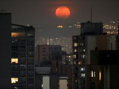 La superluna sobre Caracas (Venezuela), en 2020.