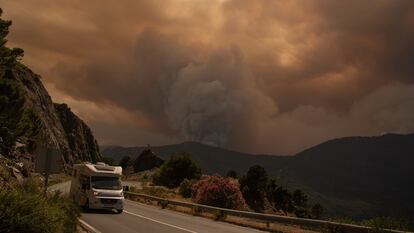 Columna de humo durante el incendio forestal en Sierra Bermeja, este jueves. 