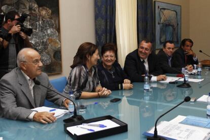 La consejera valenciana de Agricultura, Maritina Hernández, y la presidenta de la Diputación de Alicante, Luisa Pastor (segunda y tercera por la izquierda, respectivamente), con representantes de los regantes.