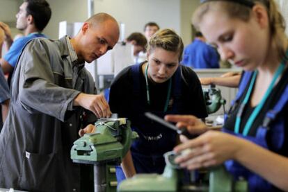 Un instructor atiende a los alumnos en una fábrica de Siemens en Alemania.