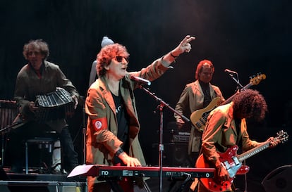 Charly García toca con su banda en el Jackie Gleason Theater de Miami Beach, el 28 de abril de 2012.