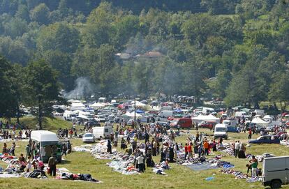 Vista general de la festividad romaní en Costesti, Romania, con el que conmemoran el cumpleaños de la Virgen María.