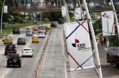 Vista de un cartel promocional de la XXIII Cumbre Iberoamericana, en una avenida de Ciudad de Panamá, donde se llevará a cabo este evento.