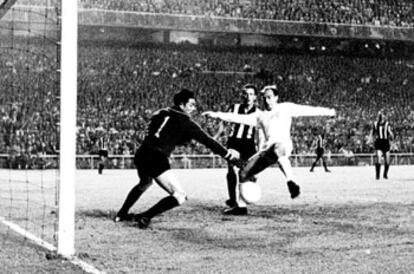 Di Stéfano, en un partido contra el Peñarol.