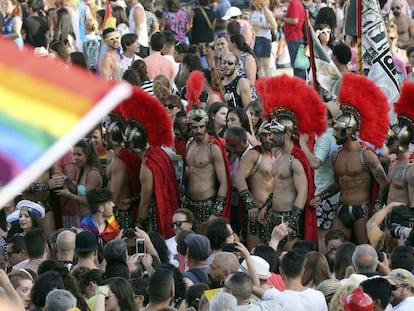 Participantes en el Orgullo 2015 desfilan vestidos de romanos.