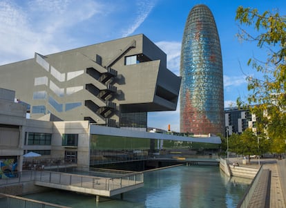 Façana posterior de l'edifici Disseny Hub, amb la torre Agbar al fons, a la plaça de Les Glòries de Barcelona.