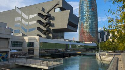 Façana posterior de l'edifici Disseny Hub, amb la torre Agbar al fons, a la plaça de Les Glòries de Barcelona.