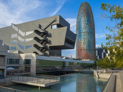 Façana posterior de l'edifici Disseny Hub, amb la torre Agbar al fons, a la plaça de Les Glòries de Barcelona.