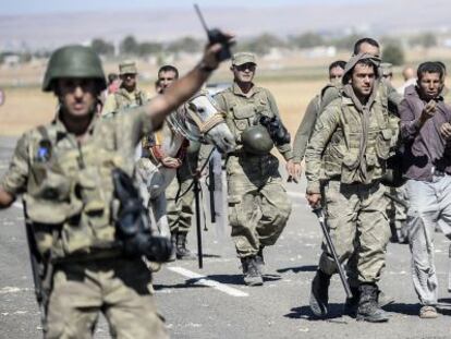 Militares turcos detienen a un kurdo que se manifestaba en apoyo a los kurdos sirios.